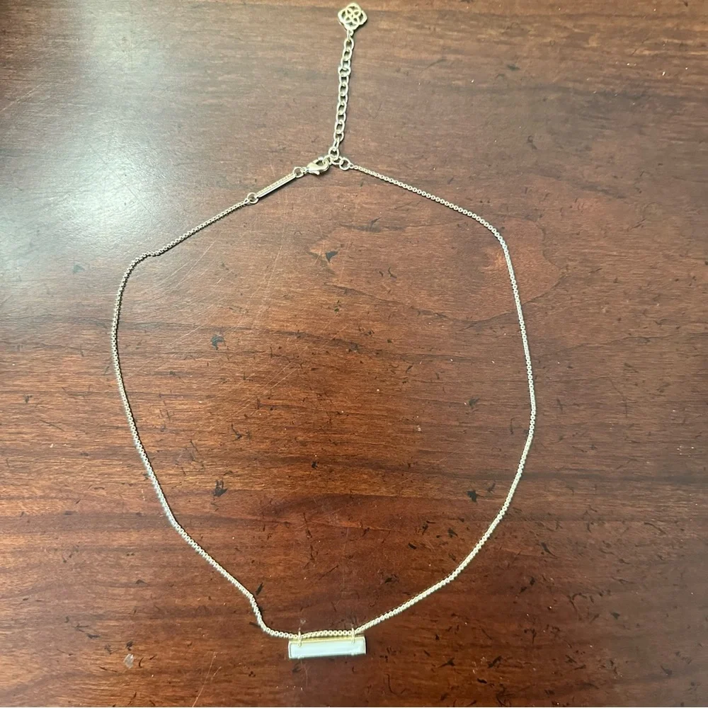 Kendra Scott Leanor Gold Pendant Necklace in White Pearl